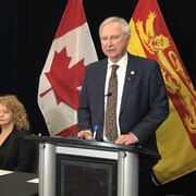 La ministre des Affaires autochtones, Arlene Dunn, et le premier ministre du Nouveau-Brunswick, Blaine Higgs.