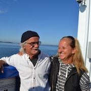 Un homme et une femme sur un bateau.