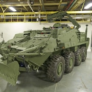 Un blindé léger dans un garage. 