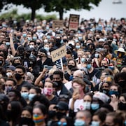 Une foule de personnes portant des masques lors de la manifestation Black Live Matter  à Vancouver.