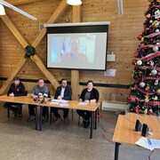 Cinq personnes mènent une conférence de presse.