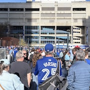 Des partisans font la file pour le chandail de hockey de Ernie Clement le 27 avril 2026.
