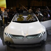 Des visiteurs prennent des photos de «Neue Klasse» (Nouvelle Classe), le nouveau concept de véhicule électrique au salon de Munich samedi 2 septembre 2023.