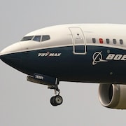 Un Boeing 737 Max vole dans le ciel.