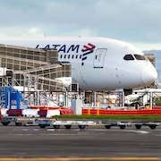 L'avion Boeing 787 Dreamliner de LATAM Airlines qui a soudainement perdu de l'altitude en plein vol, chutant violemment et blessant des dizaines de voyageurs terrifiés, est sur le tarmac de l'aéroport international d'Auckland, le 12 mars 2024.