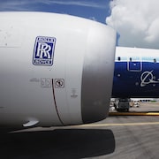 Un moteur d'avion avec le logo de l'entreprise Rolls Royce.
