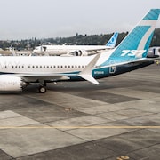 Un Boeing 737 MAX et un Boeing 777 sur le tarmac de l'aéroport de Seattle le 30 septembre 2020.