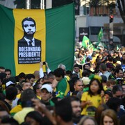 Des supporters de M. Bolsonaro tiennent une pancarte sur laquelle est écrit : « Bolsonaro président ».