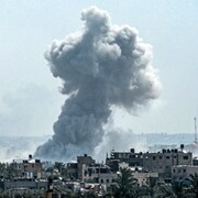 Un panache de fumée s'élève dans le nord de la bande de Gaza.