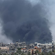 De la fumée s'élève lors d'une frappe aérienne israélienne à Rafah, le 24 mai 2024.