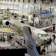 Des avions en construction dans un hangar