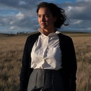 Une femme autochtone au milieu d'un champ, une image capturée du film « Bones of crows » .
