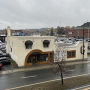 Une vue extérieure de la boulangerie Golden Grain et de l'aréna.