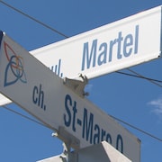 Des panneaux de signalisation du boulevard Martel et du chemin St-Marc.
