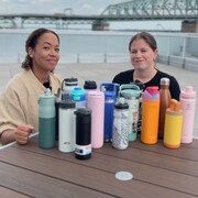 Diff&eacute;rentes gourdes d'eau sur une table.