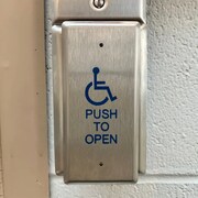 Un bouton pour ouvrir une porte.