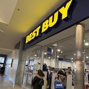 L'entrée d'un magasin Best Buy.