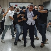 Des agents arrêtent Brad Lander de façon musclée.