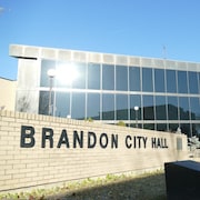 Photo de la façade de l'hôtel de ville de Brandon.