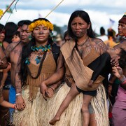 Des femmes, des enfants et des hommes autochtones lors d'une manifestation à Brasilia.