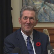Le premier ministre du Manitoba, Brian Pallister, s'adresse aux journalistes.