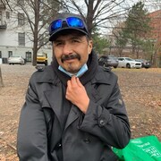 Brian Vollant dans un parc, dans le cadre d'une campagne de sensibilisation de l'organisme La Porte Ouverte.