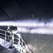 Les phares d'un brise-glace naviguant dans l'Arctique.