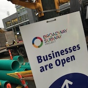 Un panneau indiquant que les commerces sont ouverts pendant les travaux, à Vancouver en mai 2022