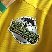 Logo des Broncos de Humboldt sur un chandail de hockey.