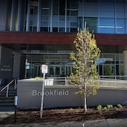 L'extérieur d'un bâtiment avec le logo de Brookfield.