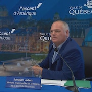 Bruno Marchand et Jonatan Julien lors d’un point de presse à l’hôtel de ville de Québec.