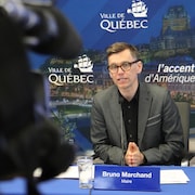 Le maire de Québec commente le dossier du tramway en marge d'une conférence de presse à l'hôtel de ville. 