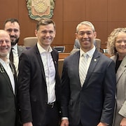 Le maire de Québec, Bruno Marchand et celui de San Diego, Todd Gloria sourient, en compagnie de membres de la délégation de la Ville de Québec.