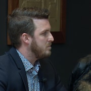 Bruno-Pierre Godbout, vu de côté, dans la salle du conseil municipal de Chandler.