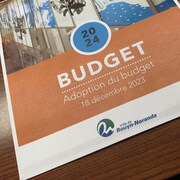 Un exemplaire papier de la synthèse du budget 2024 de la Ville de Rouyn-Noranda. 