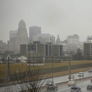 Le centre-ville de Buffalo vu du haut d'une autoroute qui longe la ville.