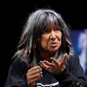 Buffy Sainte-Marie, 82 ans, a récemment annoncé sa retraite de la scène musicale en évoquant des ennuis de santé. 