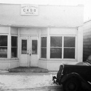 Le premier bureau de CKSB et une voiture garée à l'avant.