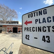 Un panneau indique un lieu de vote.
