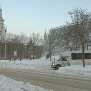 Un autobus de transport adapté à Rimouski circule dans une rue enneigée.