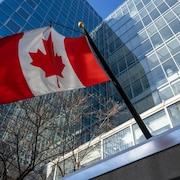 Un drapeau canadien flotte sur l'édifice C. D. Howe Building, qui abrite des bureaux d'Immigration, Réfugiés et Citoyenneté Canada.