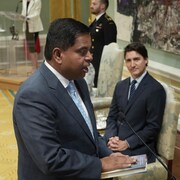 Le premier ministre Justin Trudeau regarde le ministre des Relations Couronne-Autochtones, Gary Anandasangaree, prêter serment lors d'une cérémonie d'assermentation du Cabinet à Rideau Hall, à Ottawa, le mercredi 26 juillet 2023.