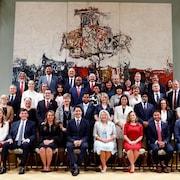 Les membres du nouveau Cabinet de Justin Trudeau posent pour une « photo de famille ».