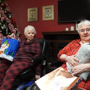 Deux femmes avec leurs cadeaux.