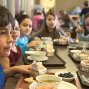 Des élèves attablés à la cafétéria