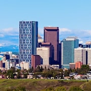 Des immeubles tutoient le ciel bleu de Calgary.