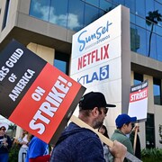 Plus de 11 000 scénaristes de télévision et de cinéma d'Hollywood ont entamé en mai leur première grève en 15 ans, après l'échec des négociations avec les studios et les diffuseurs sur les salaires et les conditions de travail.