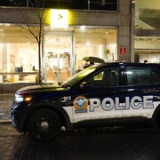 Un véhicule du SPVM devant une boutique Vidéotron.