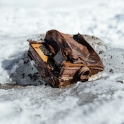 Une caméra DeVry de 1937 retrouvée dans la neige sur le mont Lucania.