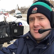 Le caméraman de Radio-Canada Saskatchewan, Trevor Bothorel, lors de la couverture du procès de Jaskirat Singh Sidhu, le camionneur responsable de l'accident des Broncos de Humboldt.